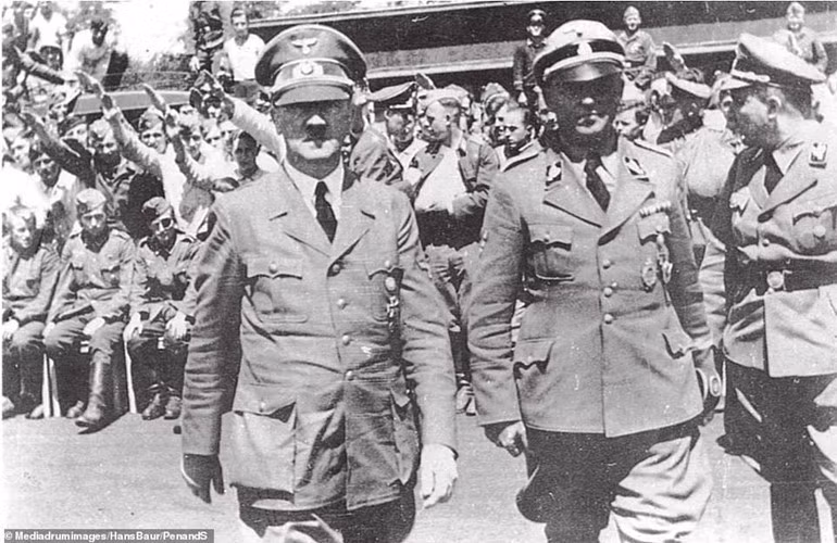 Trong khi đó, Hitler được cho là vừa uống thuốc độc xyanua vừa dùng súng bắn vào đầu để tự sát. Gã làm như vậy được cho là để chắc chắn bản thân không thể được cứu sống. Thi thể của vợ chồng Hitler sau đó được đưa lên khu vườn Phủ Thủ tướng để thiêu.