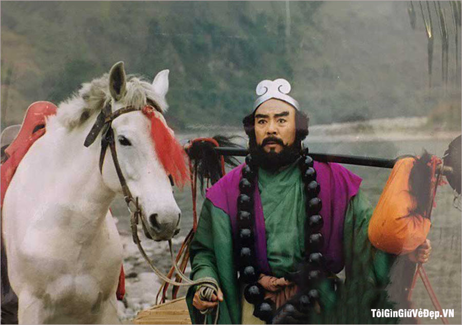 Do làm vỡ chén lưu ly ở Hội Bàn Đào trong lúc say rượu nên Sa Tăng bị đày xuống sông Lưu Sa làm yêu quái. Trong thời gian bị đày xuống phàm trần mấy trăm năm, Sa Tăng xưng bá tại sông Lưu Sa và ăn thịt bất cứ ai đi qua sông, bao gồm 9 lần ăn thịt người đi lấy kinh.