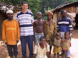 Người Pygmy sống trong những ngôi nhà được làm từ những cành cây đan kết từ lá chuối, lá cọ. Đây chỉ là những ngôi nhà tạm thời bởi họ luôn thay đổi nơi sống ở những khu vực khác nhau trong rừng.