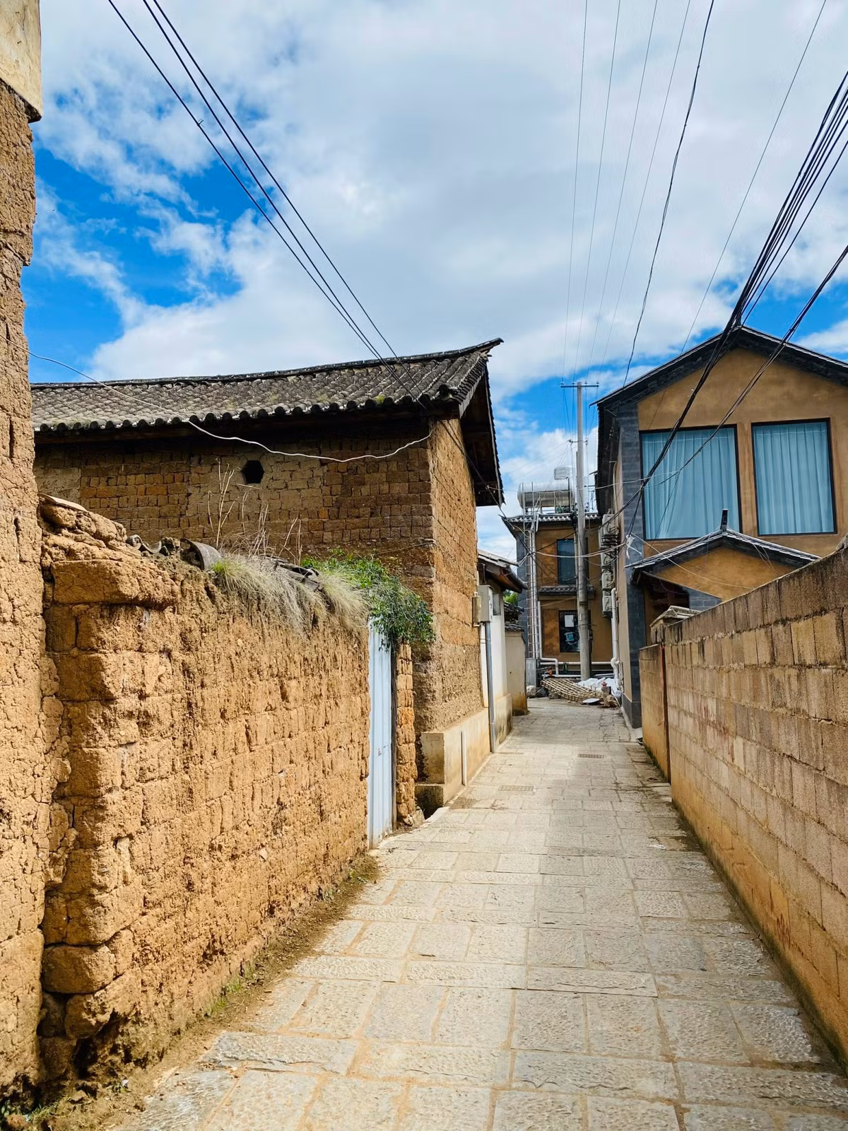 Dù trải qua hàng ngàn năm, Sa Khê cổ trấn vẫn bảo tồn được gần như nguyên vẹn các công trình cổ kính như nhà cửa, đường xá, cây cầu...