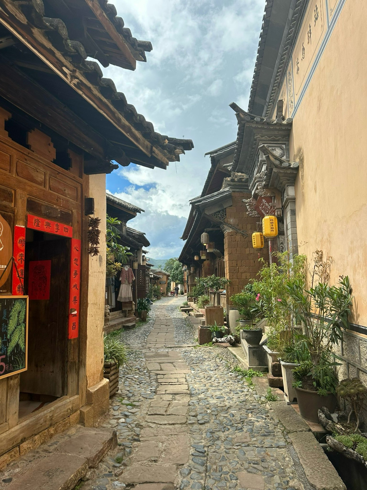 Nằm giữa Đại Lý và Lệ Giang, Sa Khê cổ trấn từng là trung tâm giao thương quan trọng và từng là một trấn sầm uất trên Trà Mã Cổ Đạo.