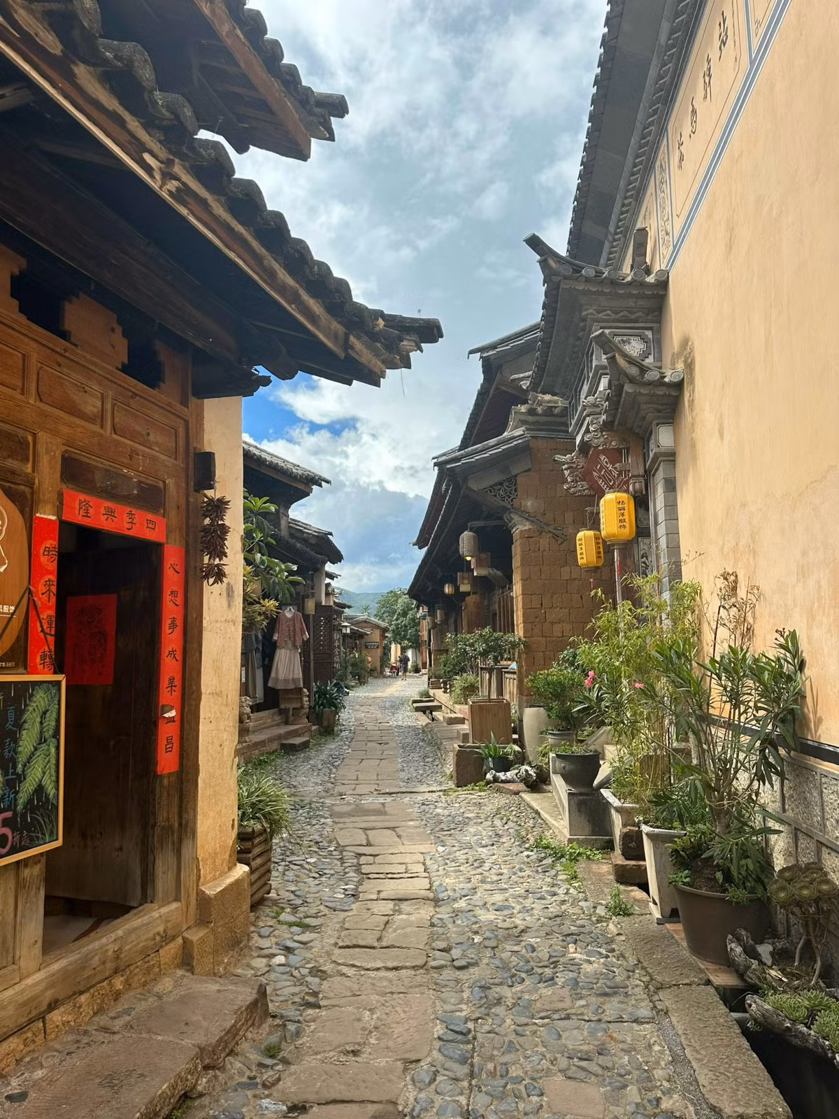 Nằm giữa Đại Lý và Lệ Giang, Sa Khê cổ trấn từng là trung tâm giao thương quan trọng và từng là một trấn sầm uất trên Trà Mã Cổ Đạo.