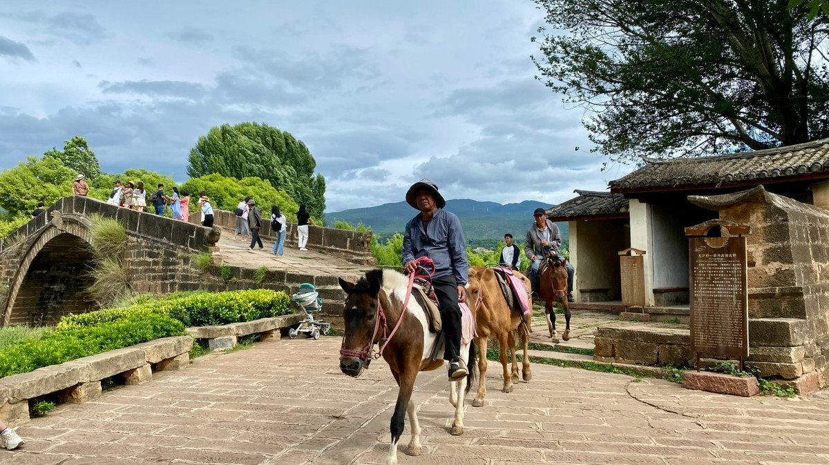 Trên những con đường đó là những ngôi nhà cổ kính được xây dựng theo phong cách truyền thống.