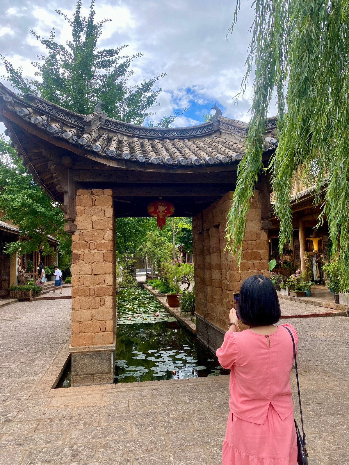 Khi tới Sa Khê cổ trấn, du khách sẽ rảo bước trên những con đường được xây bằng gạch, đá.