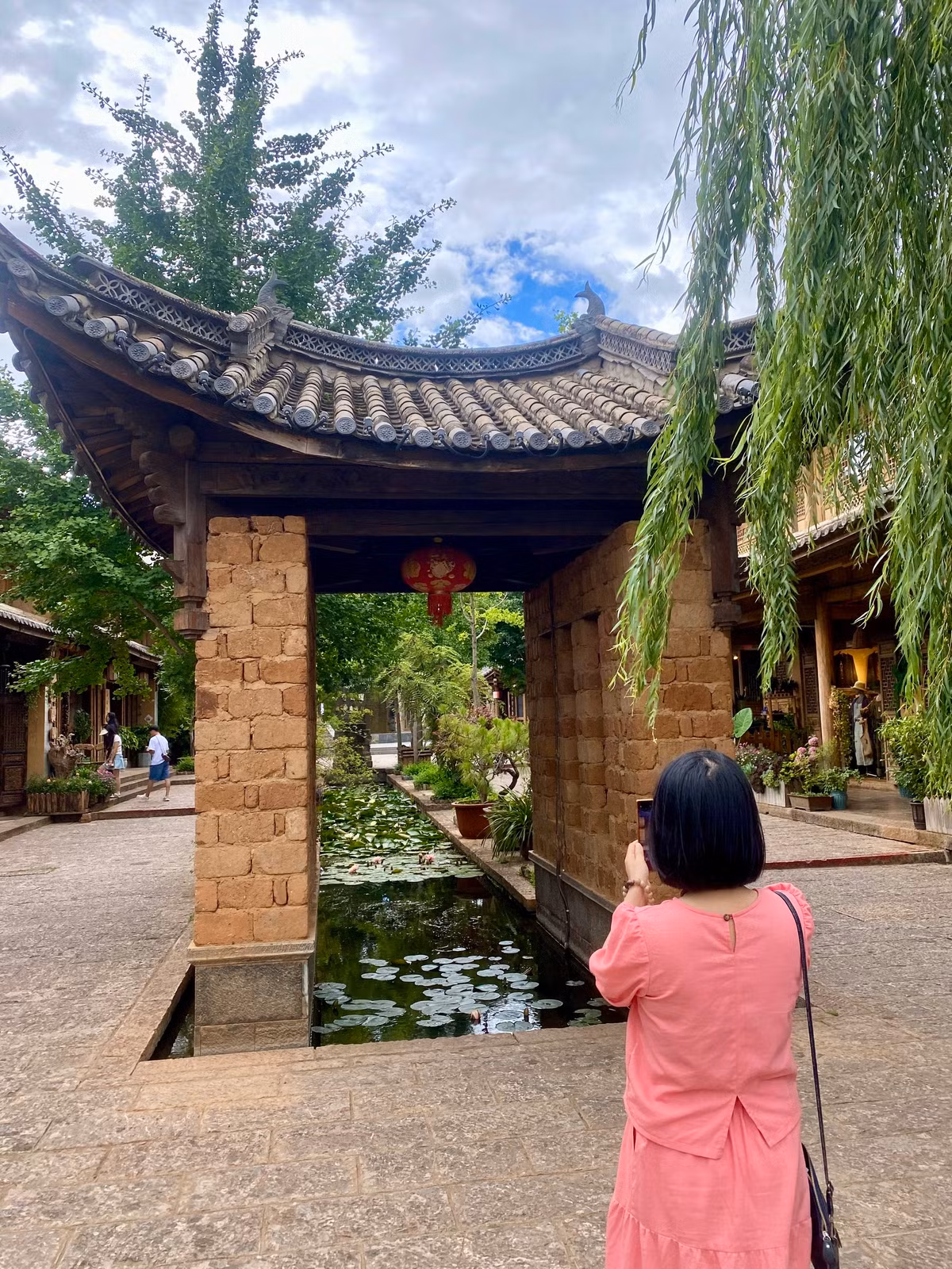 Khi tới Sa Khê cổ trấn, du khách sẽ rảo bước trên những con đường được xây bằng gạch, đá.