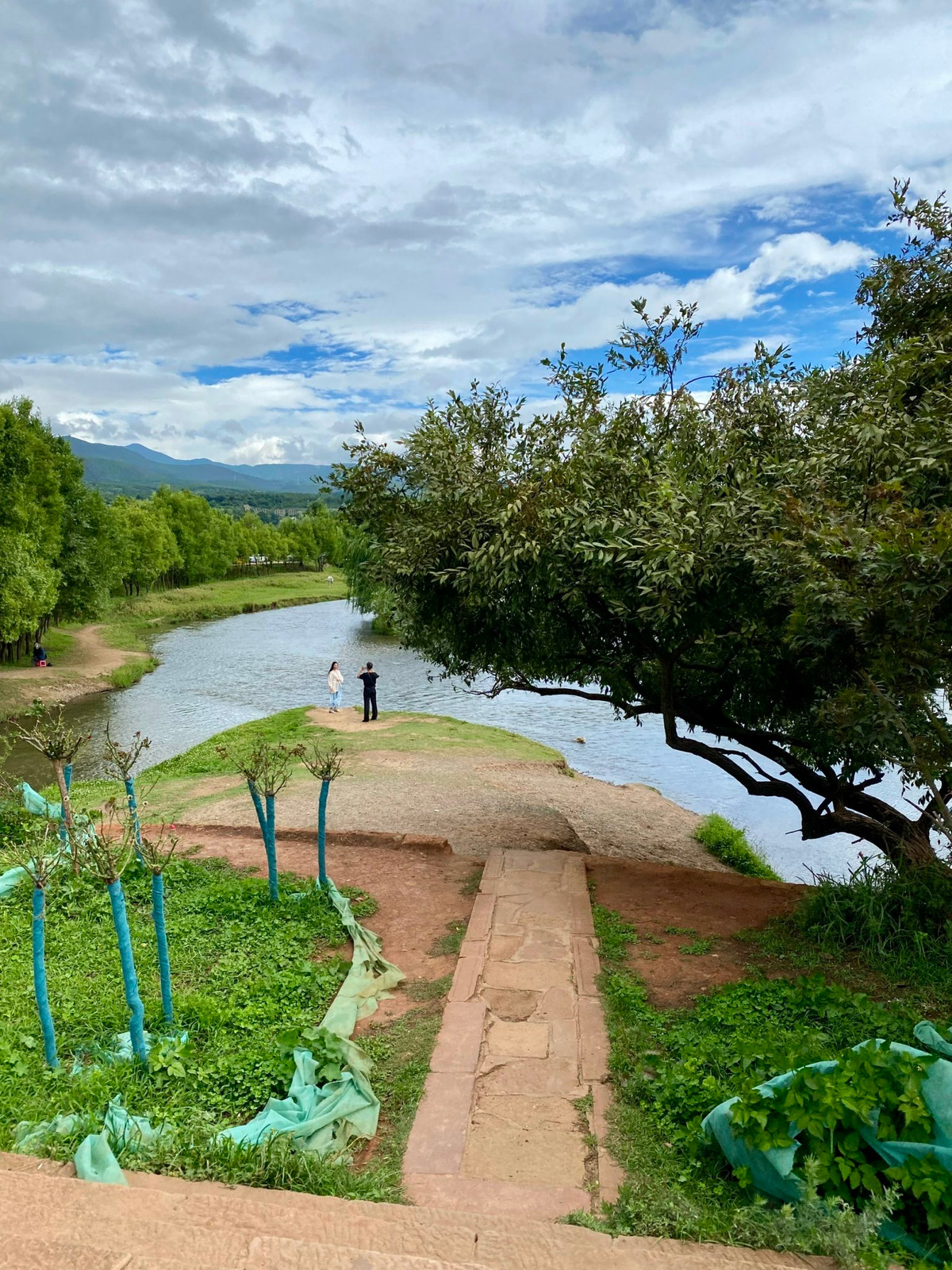 Những con hẻm nhỏ nối liền các ngôi nhà ở Sa Khê cổ trấn với nhau. Bên trong Sa Khê cổ trấn còn có những cây cầu bắc qua suối, nhà thờ, chùa cổ...