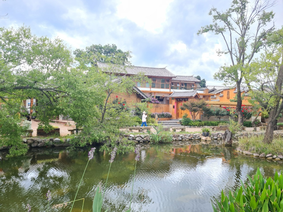 Du khách cũng có thể thưởng thức những món ăn ngon nổi tiếng ở Sa Khê cổ trấn tại các cửa hàng, quán ăn nhỏ nằm trên các con đường quanh làng. Vẻ đẹp cổ kính của Sa Khê cổ trấn được nhiều người biết đến hơn khi trở thành bối cảnh trong bộ phim "Đi đến nơi có gió" do Lưu Diệc Phi đóng.