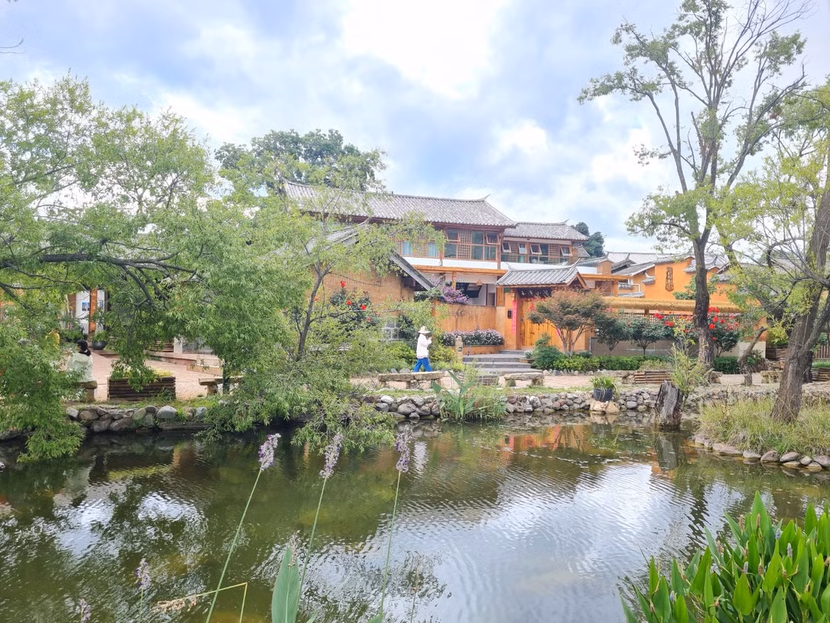 Du khách cũng có thể thưởng thức những món ăn ngon nổi tiếng ở Sa Khê cổ trấn tại các cửa hàng, quán ăn nhỏ nằm trên các con đường quanh làng. Vẻ đẹp cổ kính của Sa Khê cổ trấn được nhiều người biết đến hơn khi trở thành bối cảnh trong bộ phim "Đi đến nơi có gió" do Lưu Diệc Phi đóng.