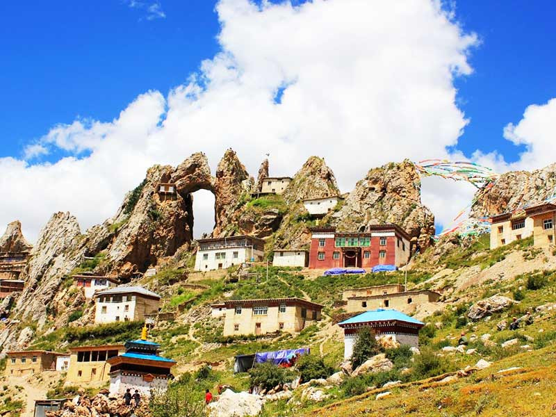 Liên quan đến chùa Zizhu, dân gian lưu truyền một số giai thoại, truyền thuyết. Trong đó, một giai thoại kể rằng, ngôi chùa cổ được một vị tu sĩ Phật giáo có phép thuật phi thường xây dựng.