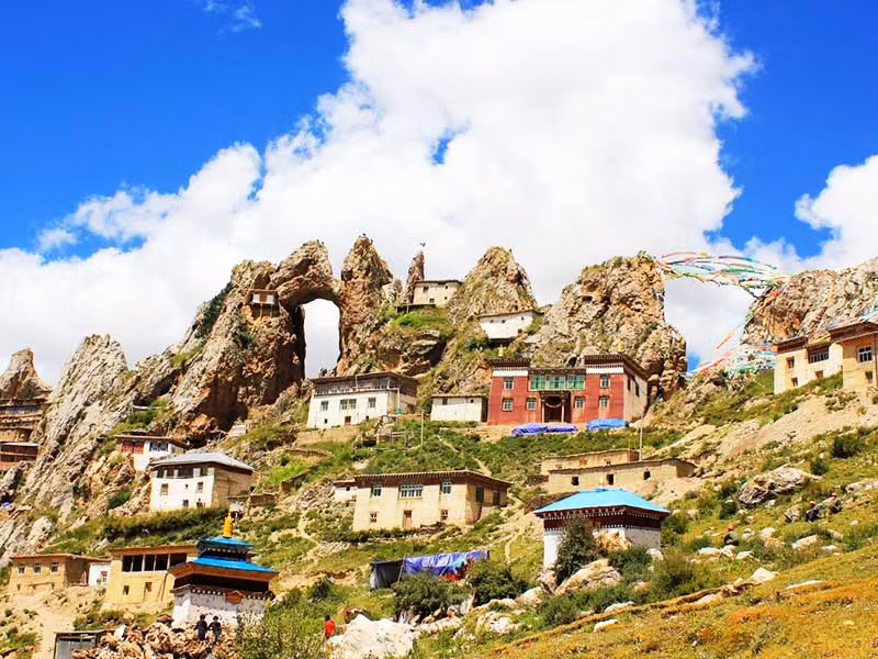 Liên quan đến chùa Zizhu, dân gian lưu truyền một số giai thoại, truyền thuyết. Trong đó, một giai thoại kể rằng, ngôi chùa cổ được một vị tu sĩ Phật giáo có phép thuật phi thường xây dựng.