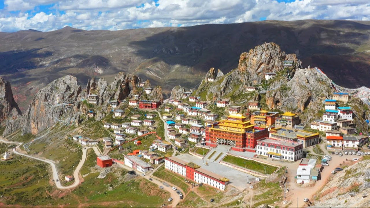 Được xây dựng trên vách đá cao 4.800m cách đây khoảng 3.000 năm, ngôi chùa Zizhu gây ấn tượng khi được thi công hoàn toàn bằng sức người và những dụng cụ thô sơ.