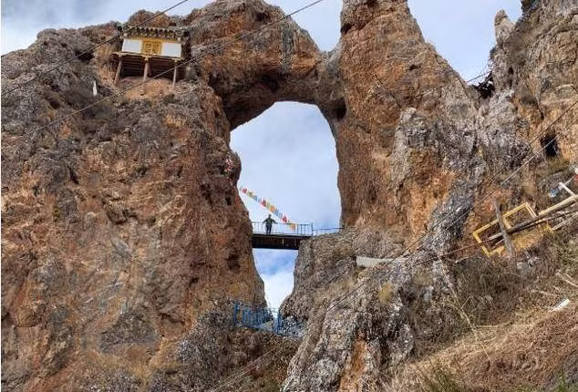 Để đến được chùa Zizhu, du khách sẽ đi qua một con đường mòn uốn lượn quanh co qua những vách đá cheo leo và những hẻm núi sâu. Do đó, chỉ những người có sức khỏe tốt và bản lĩnh vững vàng mới có thể đặt chân tới ngôi chùa và khám phá lịch sử, kiến trúc của nơi đây.