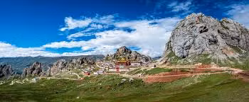 Một giai thoại khác kể rằng, bên trong chùa có cất giấu một kho báu giá trị nhưng không phải ai cũng có thể tìm thấy. Chỉ những người có tâm hồn thanh tịnh mới có thể nhìn thấy số của cải vô giá.