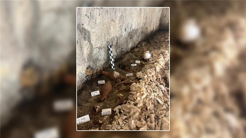 Xung quanh thi hài người quá cố có nhiều đồ tùy táng bao gồm một số unguentaria (chai nhỏ dùng để đựng dầu và nước hoa) và strigil (dụng cụ dùng trong nghi lễ tắm rửa).