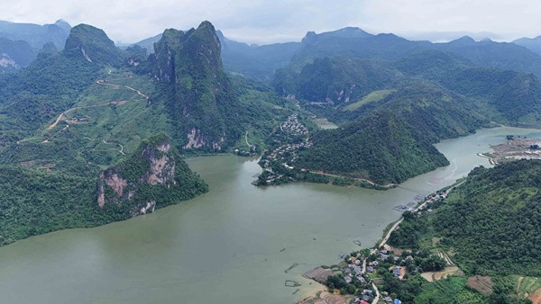 Theo trang TTĐT huyện Than Uyên, xã Ta Gia sở hữu nhiều cảnh quan hùng vĩ như khu vực hồ thủy điện, các dãy núi đá vôi và hang động… có tiềm năng phát triển du lịch. Ảnh: Nguyễn Đức Thạch