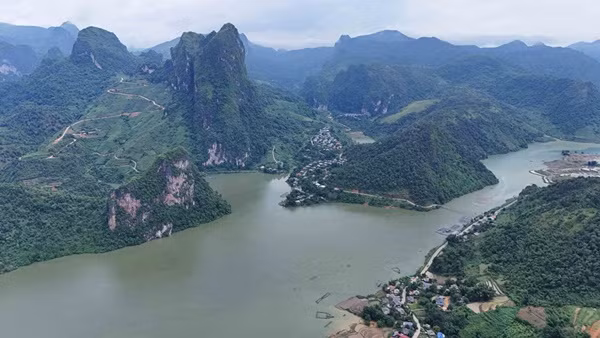 Theo trang TTĐT huyện Than Uyên, xã Ta Gia sở hữu nhiều cảnh quan hùng vĩ như khu vực hồ thủy điện, các dãy núi đá vôi và hang động… có tiềm năng phát triển du lịch. Ảnh: Nguyễn Đức Thạch