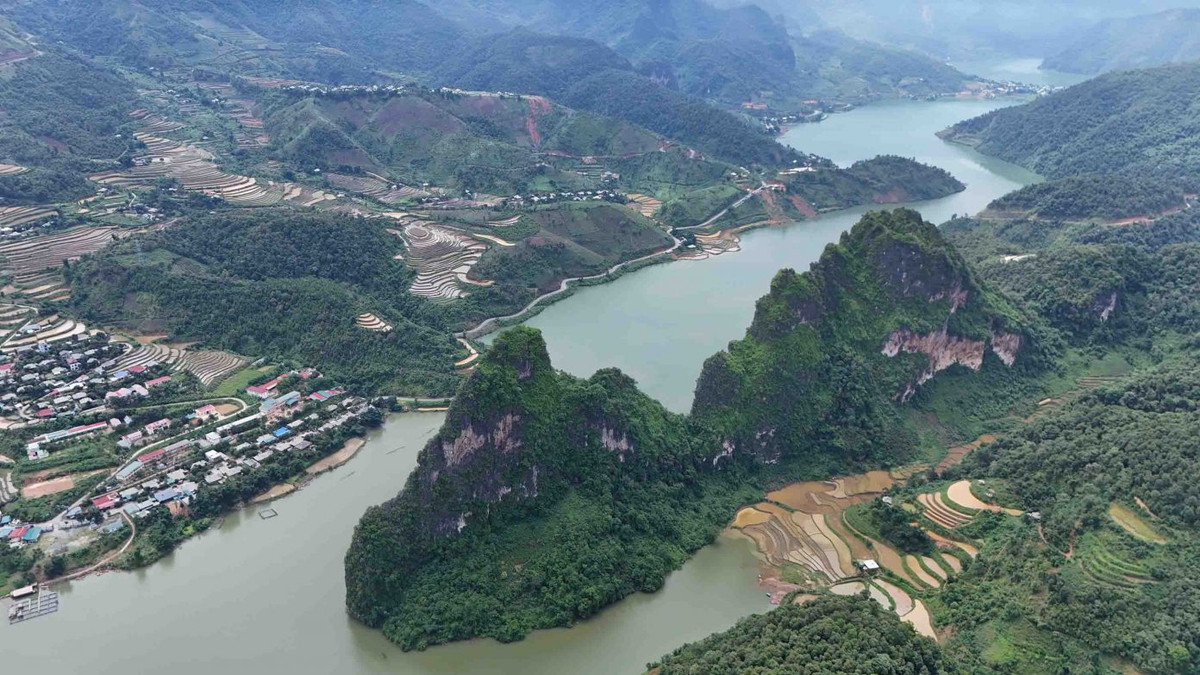 Cùng với những điểm du lịch nổi tiếng ở huyện Than Uyên như đồi thông Than Uyên, vịnh Pá Khôm, chợ tình Tà Mung, Ta Gia là vùng đất gần như giữ nguyên vẻ hoang sơ và văn hóa truyền thống đặc sắc. Ảnh: Nguyễn Đức Thạch