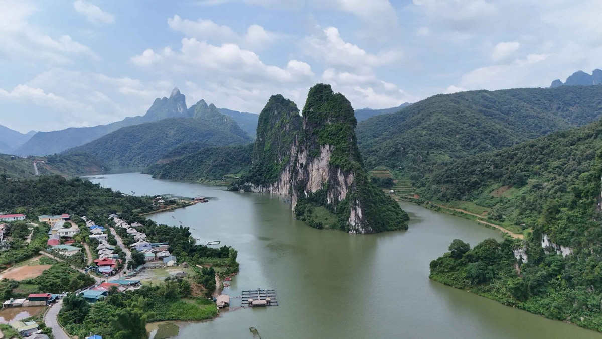 Trải nghiệm các món ăn địa phương, giao lưu văn nghệ với đồng bào Khơ Mú, Thái trên lòng hồ hay tham gia chợ phiên… cũng là những hoạt động du lịch thú vị tại Ta Gia. Ảnh: Nguyễn Đức Thạch