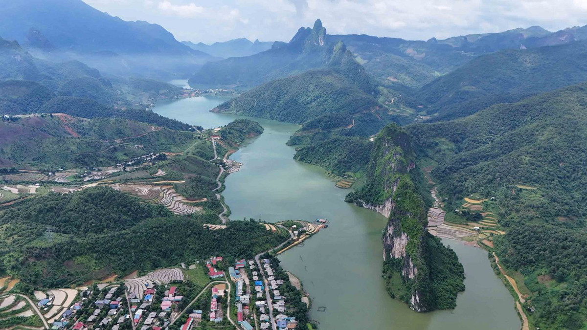 Trong đó, khung cảnh cụm núi đá vôi “mọc” lên từ lòng hồ tạo nên vẻ đẹp ấn tượng. Nơi đây này được người dân địa phương gọi là “vịnh Ta Gia”. Ảnh: Nguyễn Đức Thạch