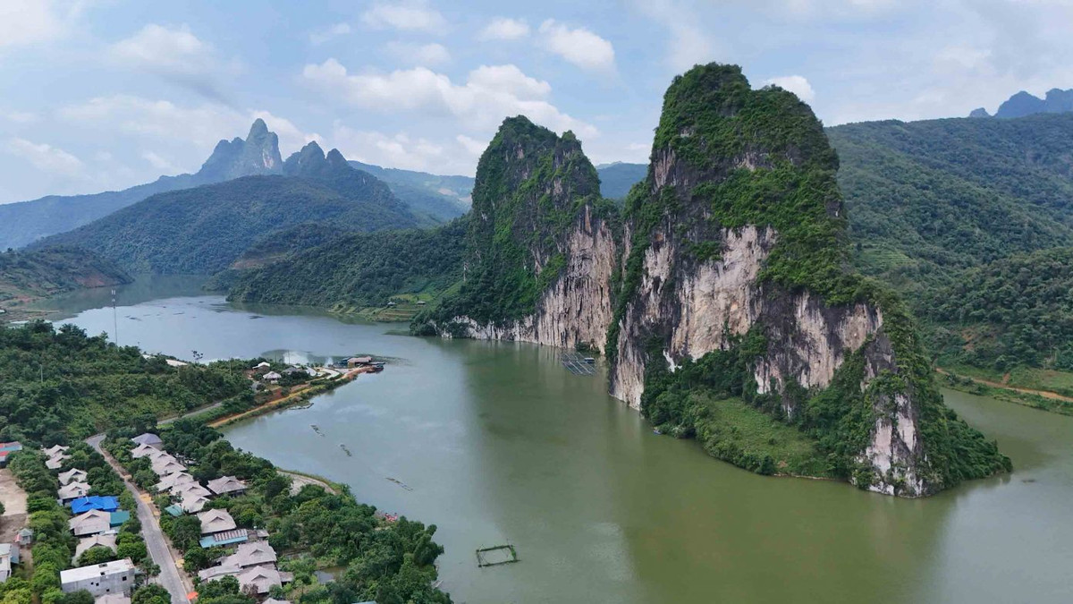 Một góc “vịnh Ta Gia” khi nhìn từ trên cao. Để đến Ta Gia, du khách có thể đi từ thành phố Sơn La (tỉnh Sơn La), theo đường tỉnh 106 khoảng 95km về phía Bắc. Nếu đi từ thị trấn Than Uyên (tỉnh Lai Châu), du khách cũng đi theo đường tỉnh 106 khoảng 20km về phía Nam. Ảnh: Nguyễn Đức Thạch