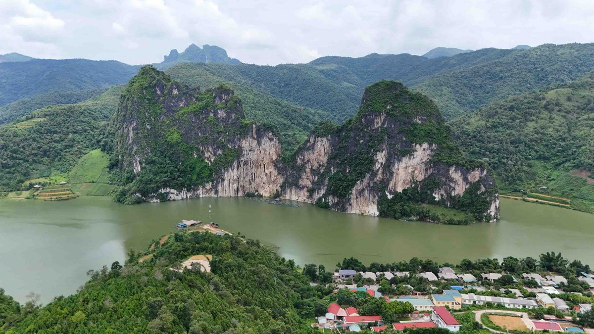 Khi đi thuyền trên lòng hồ, du khách sẽ được chiêm ngưỡng vẻ đẹp của các ngọn núi đá vôi, hang động với hình thù độc đáo khác. Ngoài ra, du khách cũng có thể check-in cầu treo Ta Gia ở gần đó. Ảnh: Nguyễn Đức Thạch