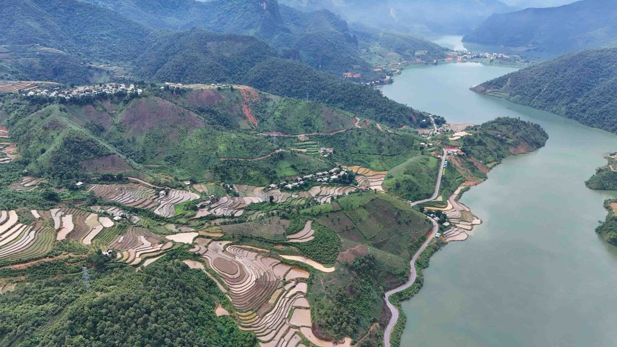 Thửa ruộng bậc thang mùa nước đổ nằm nép mình bên “vịnh Ta Gia”. Ảnh: Nguyễn Đức Thạch