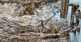 Vào đầu tháng 7 vừa qua, tờ báo La Dépêche của Pháp đã đưa tin về việc thanh kiếm Durandal cắm sâu trong đá biến mất. Thông tin điều tra ban đầu của cảnh sát cho thấy vũ khí này bị đánh cắp.