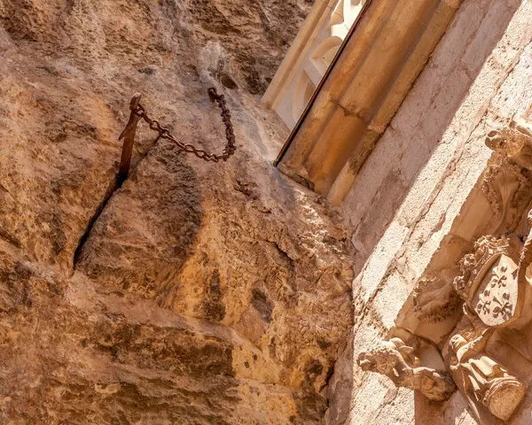 Tương truyền, thanh kiếm Durandal được một vị thần trao cho hiệp sĩ Roland. Về sau, hiệp sĩ Roland đã ném vũ khí này vào vách đá để kẻ thù không thể cướp được. Kể từ đó, thanh kiếm Durandal cắm vĩnh viễn trong vách đá.