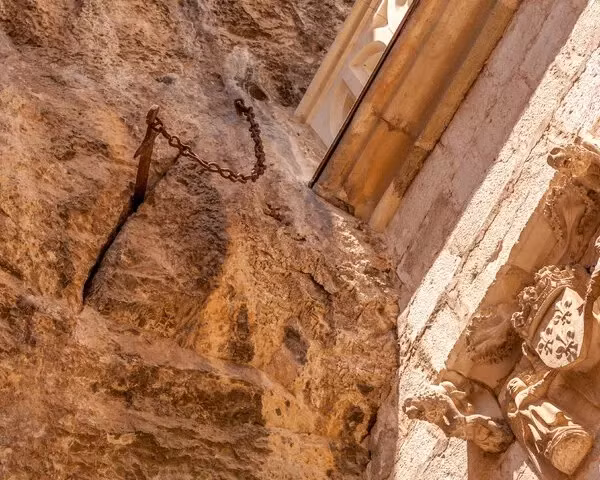 Tương truyền, thanh kiếm Durandal được một vị thần trao cho hiệp sĩ Roland. Về sau, hiệp sĩ Roland đã ném vũ khí này vào vách đá để kẻ thù không thể cướp được. Kể từ đó, thanh kiếm Durandal cắm vĩnh viễn trong vách đá.