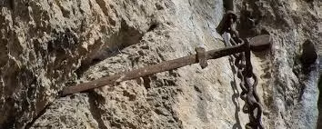 Xuất hiện trong sử thi “La Chanson de Roland” hay “Bài ca Roland”, thanh kiếm Durandal được cho là có sức mạnh ma thuật, được chứa một chiếc răng của Thánh Peter, máu của Thánh Basil và tóc của Thánh Denis.