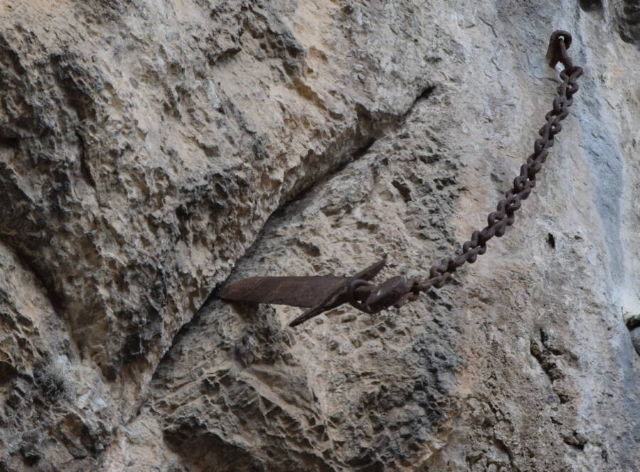 Theo truyền thuyết, Vua Arthur đã rút được thanh kiếm Excalibur quyền năng được cắm sâu vào tảng đá.