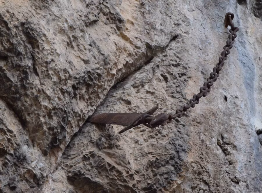 Theo truyền thuyết, Vua Arthur đã rút được thanh kiếm Excalibur quyền năng được cắm sâu vào tảng đá.