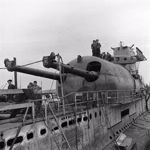 Cuối năm 1941, tàu ngầm Surcouf bị máy bay của Không quân Đức quốc xã tấn công trên Đại Tây Dương. Theo đó, tàu ngầm của Pháp bị hư hại và buộc phải đến cảng Portsmouth, Mỹ để sửa chữa.