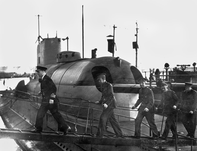 Dù trang bị hỏa lực mạnh và những thiết kế hiện đại nhưng tàu ngầm Surcourf gặp một số trục trặc kể từ khi hạ thủy, đưa vào hoạt động. Trong đó, con tàu rất khó điều chỉnh khi lặn, khó di chuyển ở vùng biển động. Việc mất 2 phút để lặn xuống độ sâu 12m khiến tàu ngầm của Pháp dễ trở thành mục tiêu tấn công của máy bay săn ngầm của đối phương.