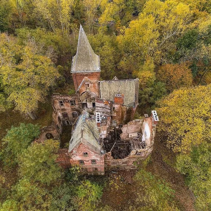 Wyndclyffe Mansion bị bỏ hoang, không còn người sinh sống. Sau nhiều thập kỷ bị bỏ hoang phế, ngôi nhà trở nên u ám, rùng rợn khi cỏ dại, cây cối mọc um tùm. Do không có người chăm sóc nên ngôi nhà xuống cấp.