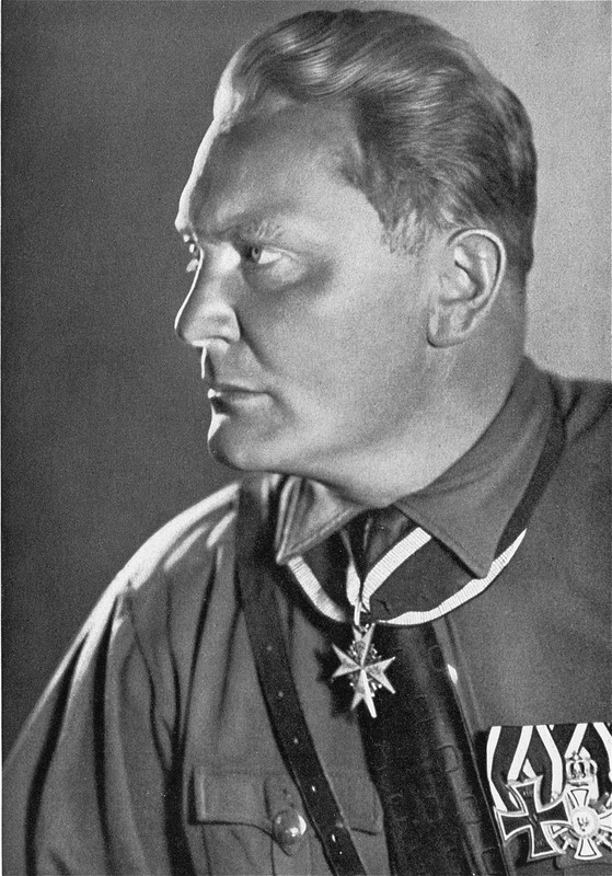 Hermann Göring là một trong những quan chức quyền lực nhất Đức Quốc xã và được Hitler trọng dụng. Chức vụ cao nhất mà Hermann từng nắm giữ là Thống chế Đế chế Đức.