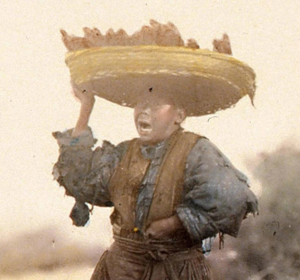 Một cậu bé đem bán khoai lang.