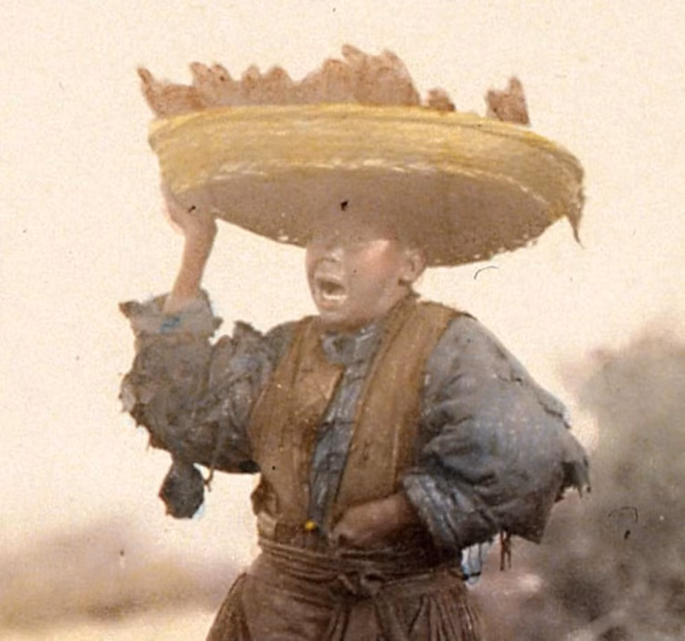 Một cậu bé đem bán khoai lang.