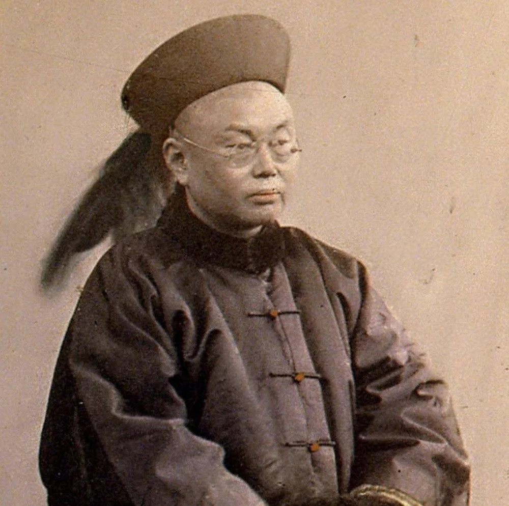 Chân dung một vị quan nhà Thanh đeo kính - sáng chế du nhập từ phương Tây.