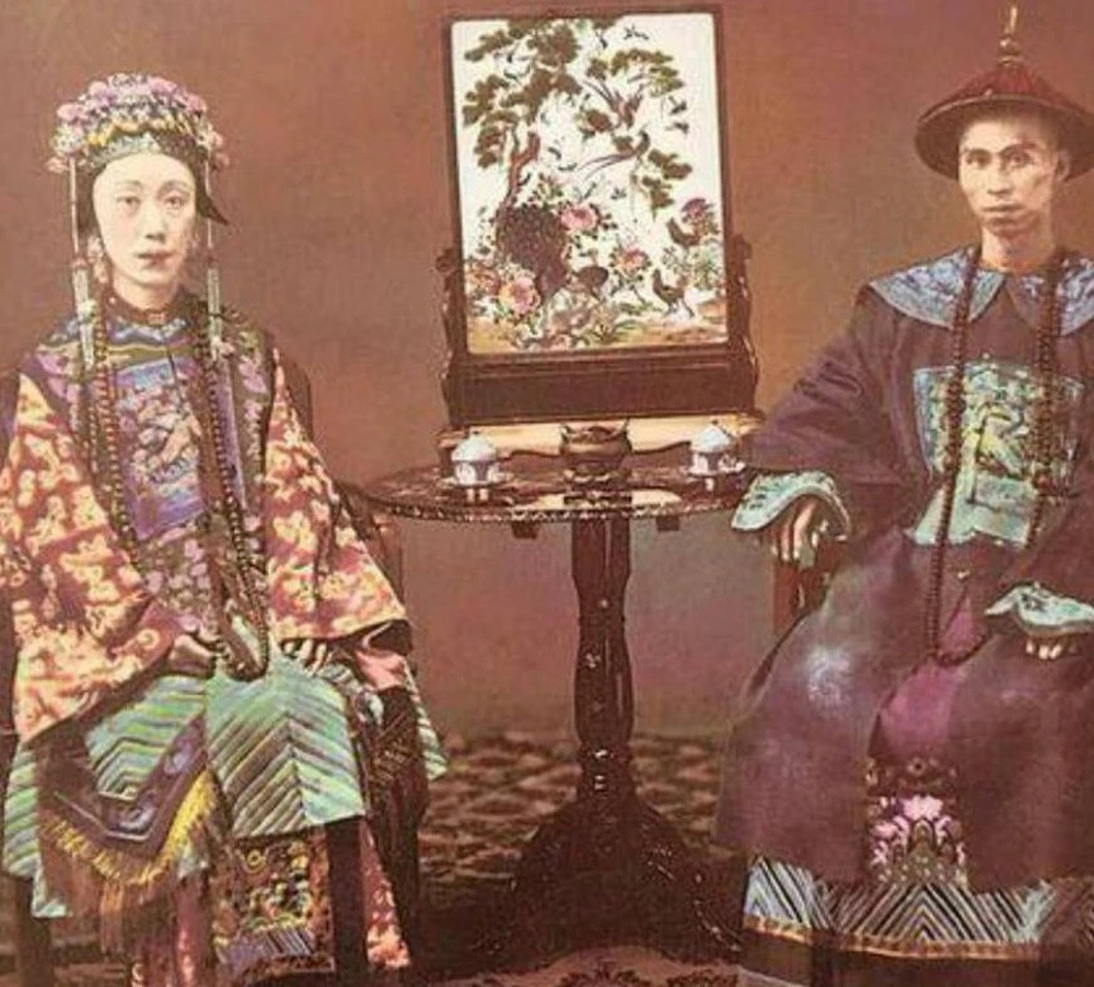 Một vị quan nhà Thanh chụp ảnh cùng vợ. Thông qua cách ăn mặc của người phụ nữ, nhiều người có thể dễ dàng nhận ra họ có điều kiện kinh tế khá giả.