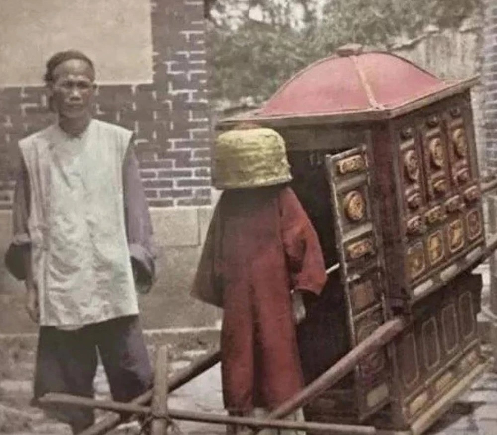 Thay vì đội khăn che đầu màu đỏ, tân nương này đội một chiếc giỏ che kín đầu trong ngày cưới.