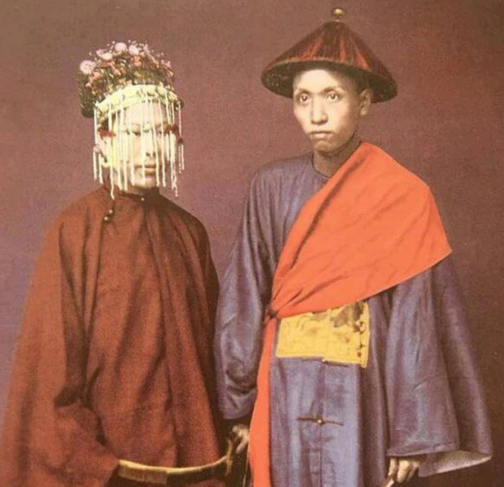 Bức ảnh chụp một cặp đôi nhà Thanh trong ngày cưới. Vào ngày trọng đại, họ khoác trên người trang phục truyền thống và thực hiện đầy đủ các nghi lễ trước sự chứng kiến của gia đình hai bên và bạn bè.