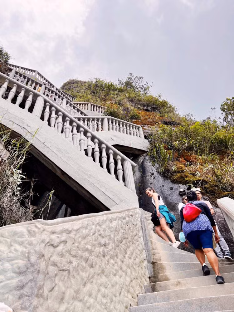 Nhiều người liên tưởng chiếc cầu thang này giống như một mũi khâu khổng lồ liên kết vết nứt của tảng đá “La Piedra" lại với nhau.