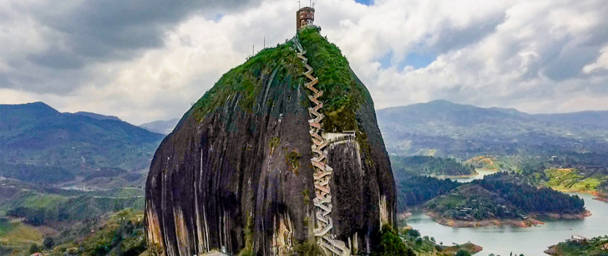 Tảng đá khổng lồ “La Piedra” được hình thành cách đây khoảng 70 triệu năm. Với kích thước to lớn, mọi người có thể nhìn thấy tảng đá này từ địa điểm cách xa vài km.