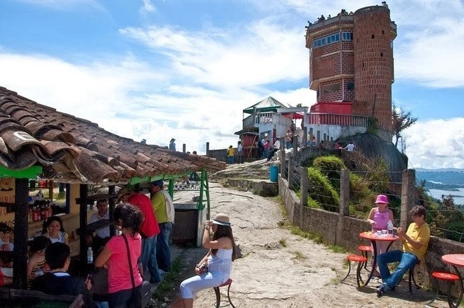 Ba nhà leo núi Luis Villegas, Pedro Nel Ramírez và Ramón Díaz là những người đầu tiên chính thức chinh phục tảng đá “La Piedra". Họ lập kỷ lục này vào tháng 7/1954.