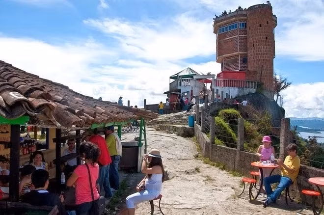 Ba nhà leo núi Luis Villegas, Pedro Nel Ramírez và Ramón Díaz là những người đầu tiên chính thức chinh phục tảng đá “La Piedra". Họ lập kỷ lục này vào tháng 7/1954.
