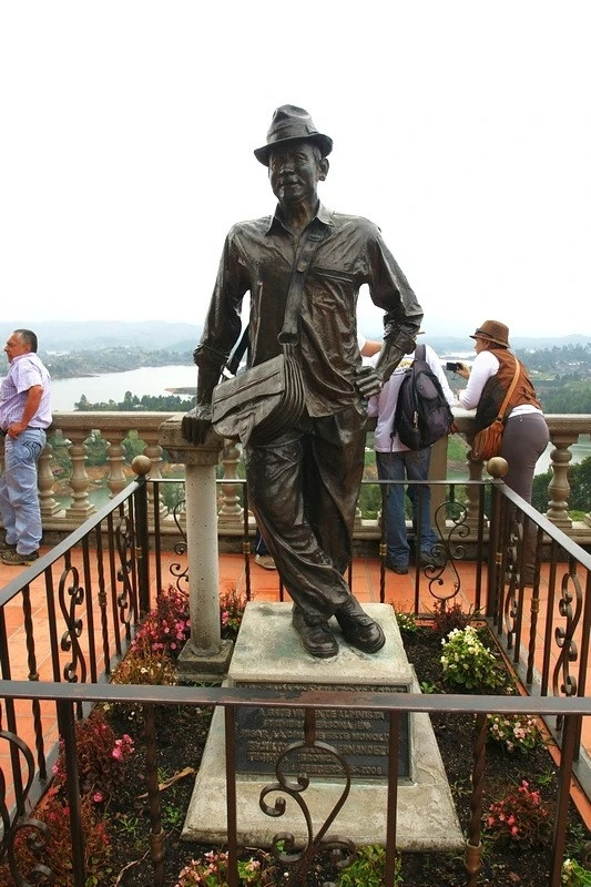 Khi ấy, 3 nhà leo núi trên dùng những cây gậy ấn cố định vào trong khe nứt trên đá để leo lên và ý ‎tưởng xây dựng cầu thang trong khe nứt này được thực hiện ngay sau đó.