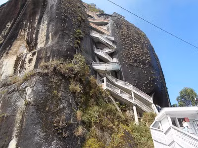Hàng trăm bậc thang này trở thành lối đi để du khách có thể leo từ mặt đất lên đến đỉnh để khám phá tảng đá “La Piedra” khổng lồ cũng như ngắm nhìn vẻ đẹp xung quanh từ trên cao.
