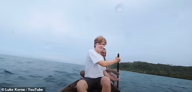 Theo kết quả điều tra dân số năm 2019, đảo Utupua là nơi sinh sống của khoảng 1.000 người. Nơi đây có 5 ngôi làng và mọi người chỉ có thể đến được đảo bằng thuyền riêng.