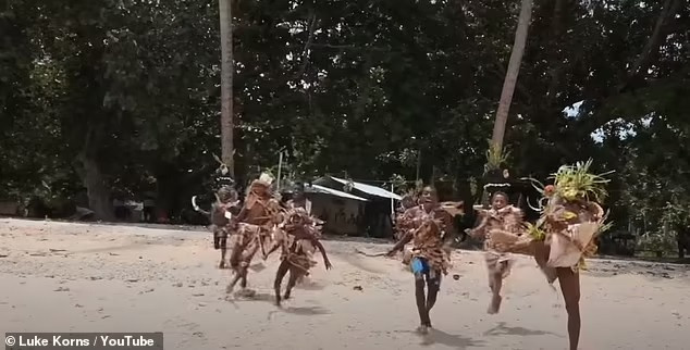 Trên đảo Utupua không có điện, cửa hàng cũng như không có hoạt động mua bán, trao đổi hàng hóa nào sử dụng tiền. Do đó, đây là nơi thích hợp dành cho những du khách muốn có trải nghiệm bình yên, tạm tránh xa sự ồn ào, náo nhiệt của các đô thị sầm uất.